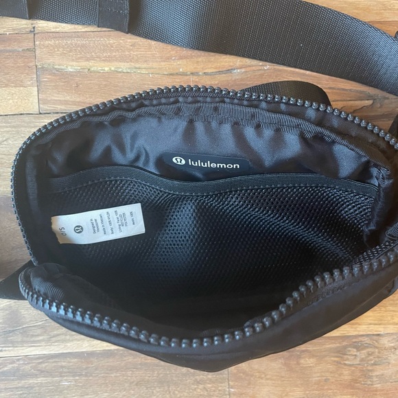 Lululemon Black Everywhere Belt Bag - Picture 5 of 5